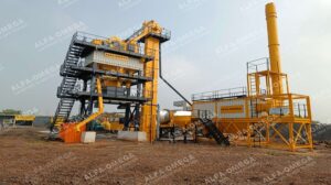 Centrale de mélange d'asphalte Alfa Omega moderne sur site de construction, utilisée pour la production d'enrobé bitumineux en Algérie.