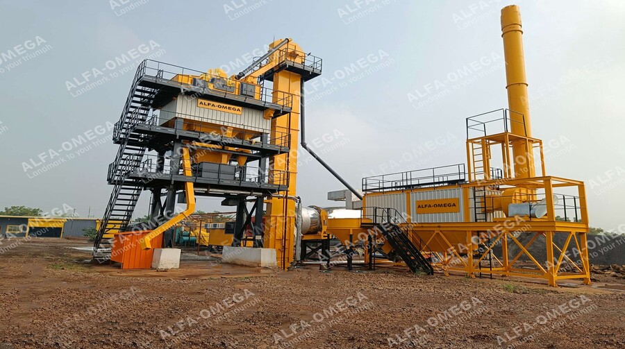 Centrale de mélange d'asphalte Alfa Omega moderne sur site de construction, utilisée pour la production d'enrobé bitumineux en Algérie.