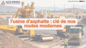 Travaux routiers près d’une usine d’asphalte avec engins de chantier et installation industrielle.