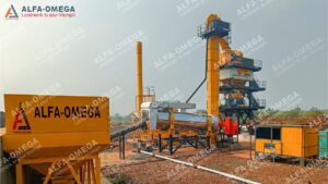 Poste d’enrobage discontinu Alfa Omega en fonctionnement sur chantier, avec centrale de mélange d’asphalte modulaire et équipements de production d’enrobé.