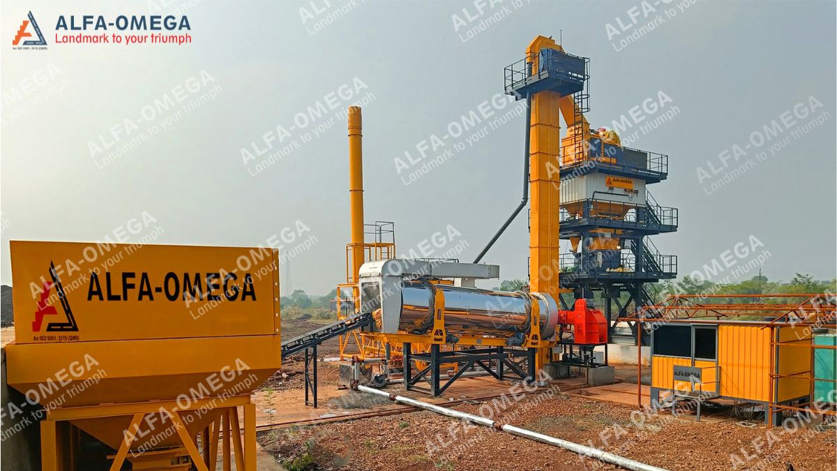 Poste d’enrobage discontinu Alfa Omega en fonctionnement sur chantier, avec centrale de mélange d’asphalte modulaire et équipements de production d’enrobé.